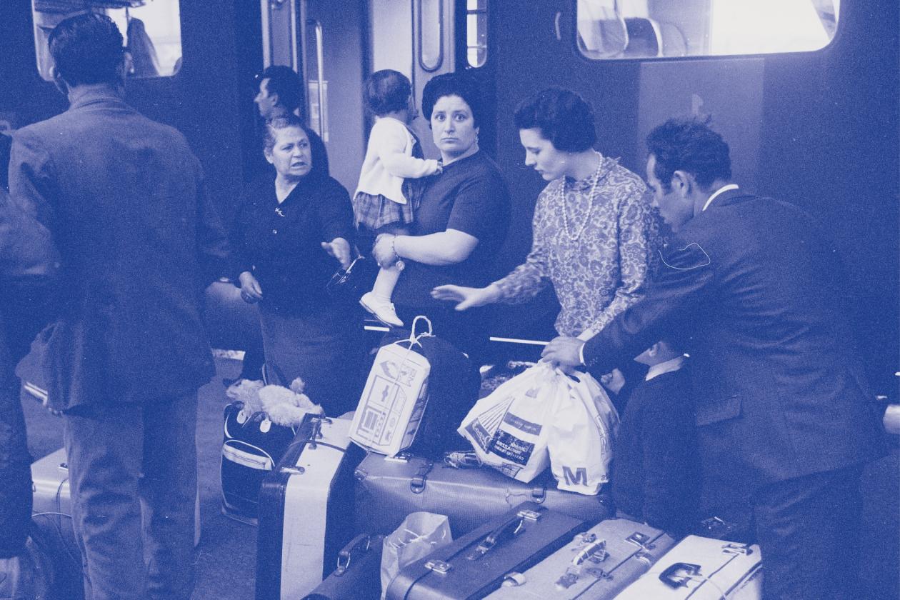 «Gastarbeiter*innen» vor Weihnachten, Bahnhof Winterthur, 1960er-Jahre, Foto: Andreas Wolfensberger, Bildarchiv winbib.