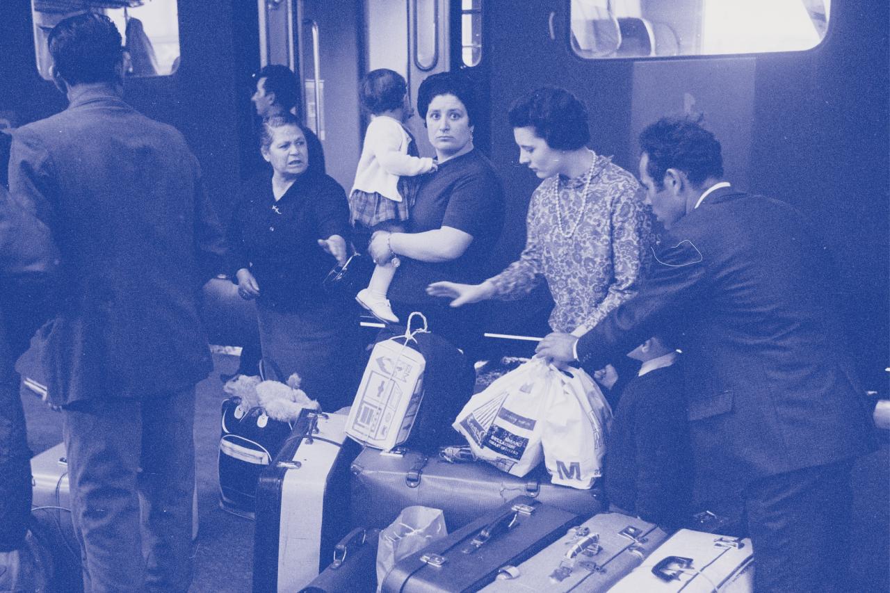 «Gastarbeiter*innen» vor Weihnachten, Bahnhof Winterthur, 1960er-Jahre, Foto: Andreas Wolfensberger, Bildarchiv winbib.