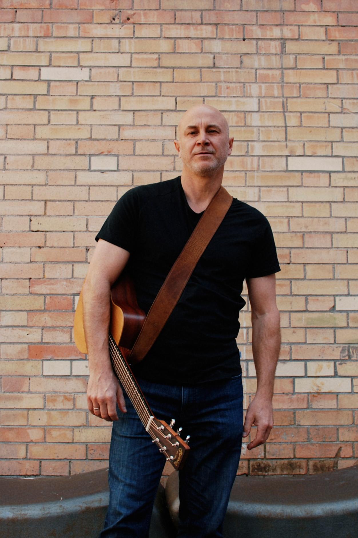 Singer-Songwriter Dave Curl