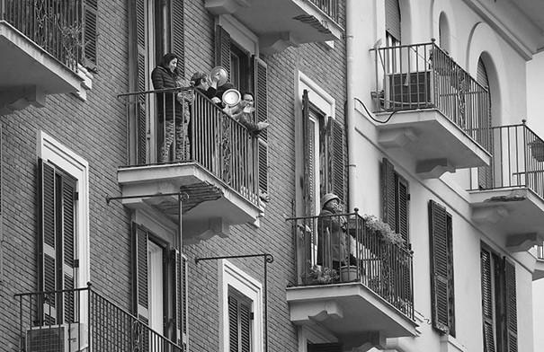 Sperrzone Italien: Bewohner applaudieren auf Balkonen ihrer Wohnungen in der Innenstadt von Mailand vorbeifahrenden Einsatzfahrzeugen, Aerzten und Sanitaeter.  März 2020. ©imagoimages